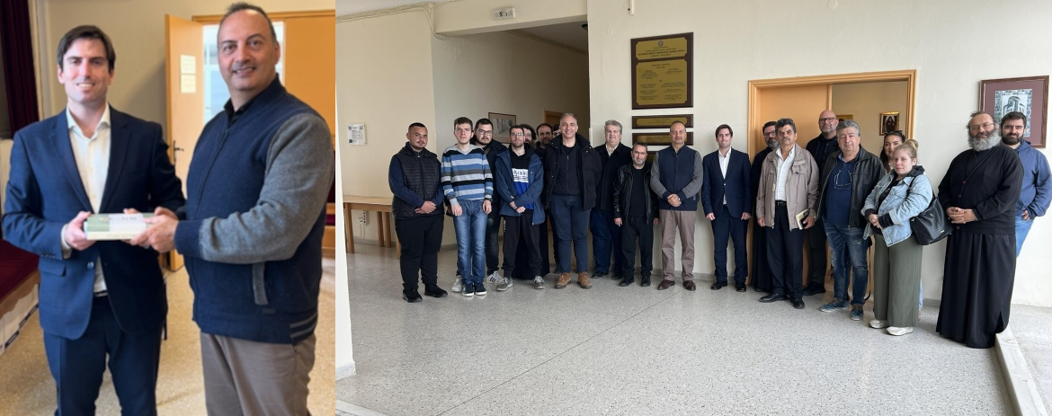 Προσφορά δεκαπέντε USB με το κείμενο της Αγίας Γραφής στους φοιτητές της ΠΑΕΑΚ